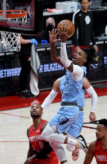 开云体育官方网站-利拉德持续低迷！开拓者3战只输4分跌至西部第7