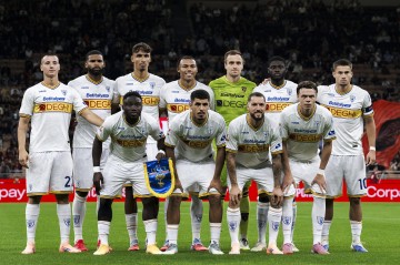 开云体育官网-莱切从不孤单：20万人涌入球场，意甲排名第八